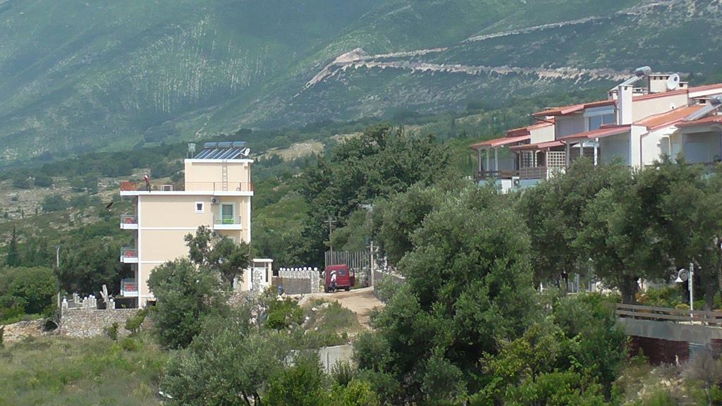 Season Inn Dhërmi Exterior foto