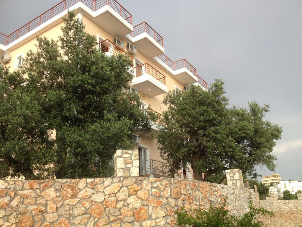 Season Inn Dhërmi Exterior foto